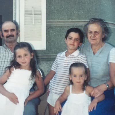 abuelos, hermanos y magui pequeños