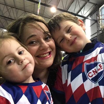 tía Mangui  y sobrinos en camisetas del Club Nacional de Football