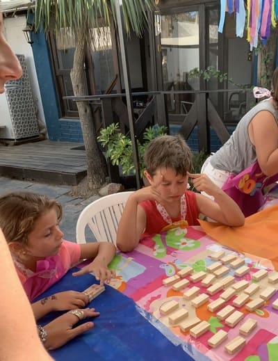 Domino de madera pintado por los niños